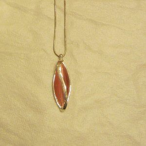 VTG 90'S ELONGATED PINK PENDANT ON SILVER TONE SNAKE CHAIN